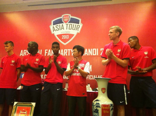 Cầu thủ Arsenal "đá phủi" ở Hồ Tây - 2