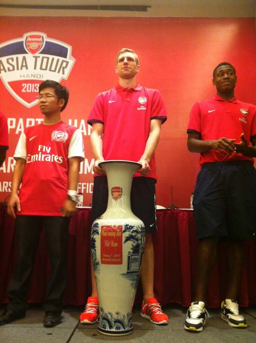 Cầu thủ Arsenal "đá phủi" ở Hồ Tây - 3