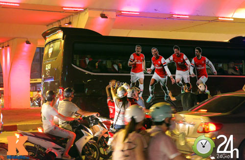"Fan cuồng" lại làm Arsenal "choáng" - 2