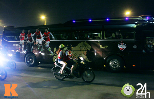 "Fan cuồng" lại làm Arsenal "choáng" - 4