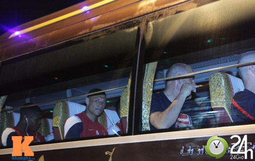 "Fan cuồng" lại làm Arsenal "choáng" - 8