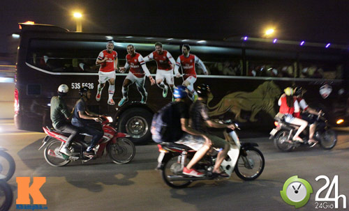 "Fan cuồng" lại làm Arsenal "choáng" - 5