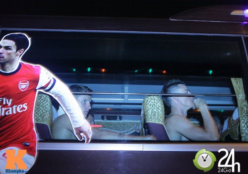 "Fan cuồng" lại làm Arsenal "choáng" - 7