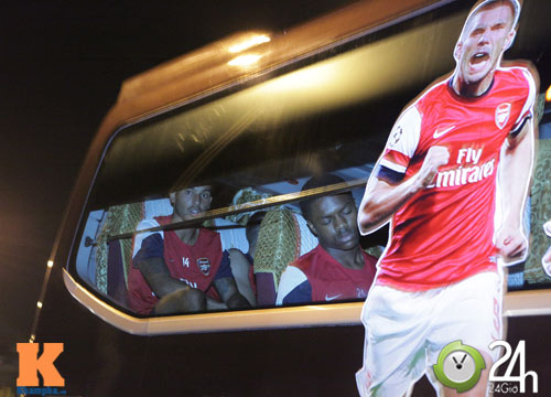 "Fan cuồng" lại làm Arsenal "choáng" - 6