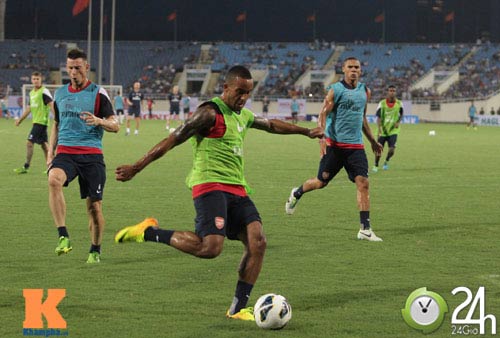 Arsenal & fan “thắp lửa” ở Mỹ Đình - 2