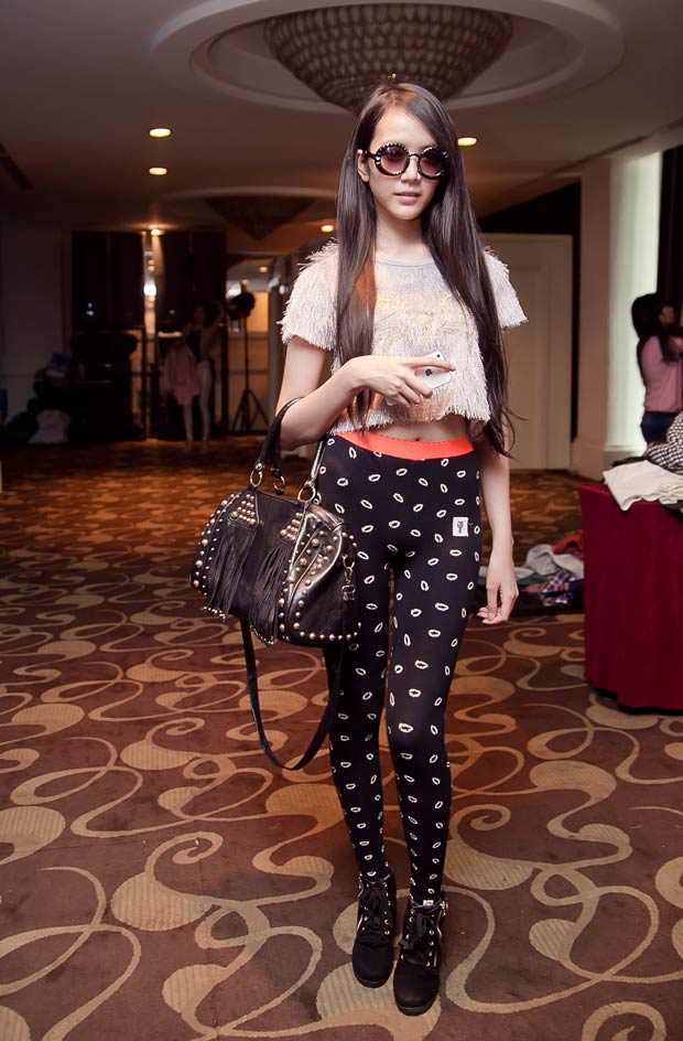 Chân dài mặc gì khi đi diễn show? - 10