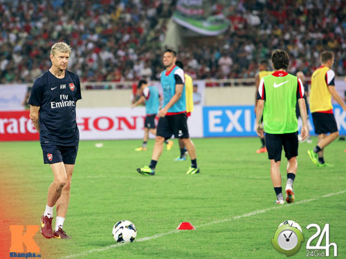 "1001" cảm xúc của HLV Wenger ở Hà Nội - 4