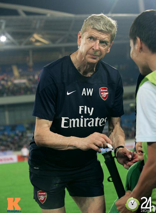 "1001" cảm xúc của HLV Wenger ở Hà Nội - 2
