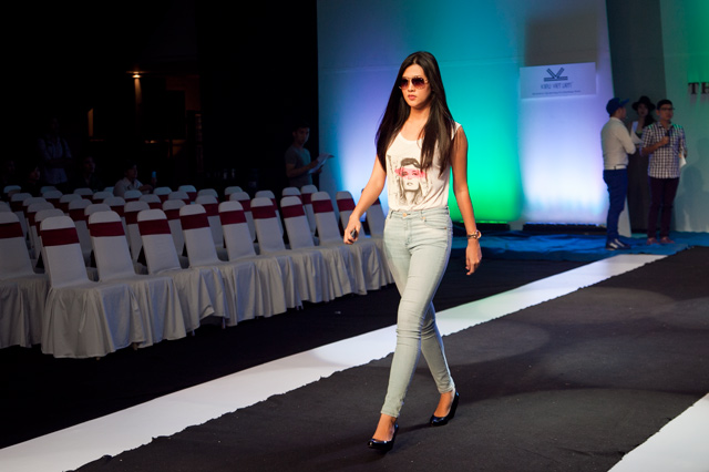 Chân dài mặc gì khi đi diễn show? - 4