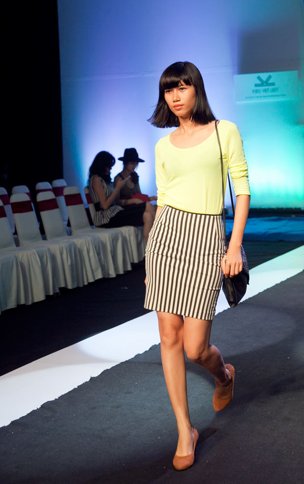 Chân dài mặc gì khi đi diễn show? - 9