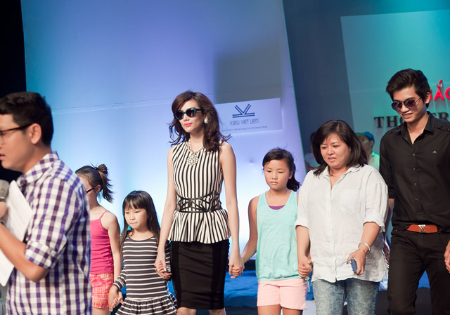 Chân dài mặc gì khi đi diễn show? - 12