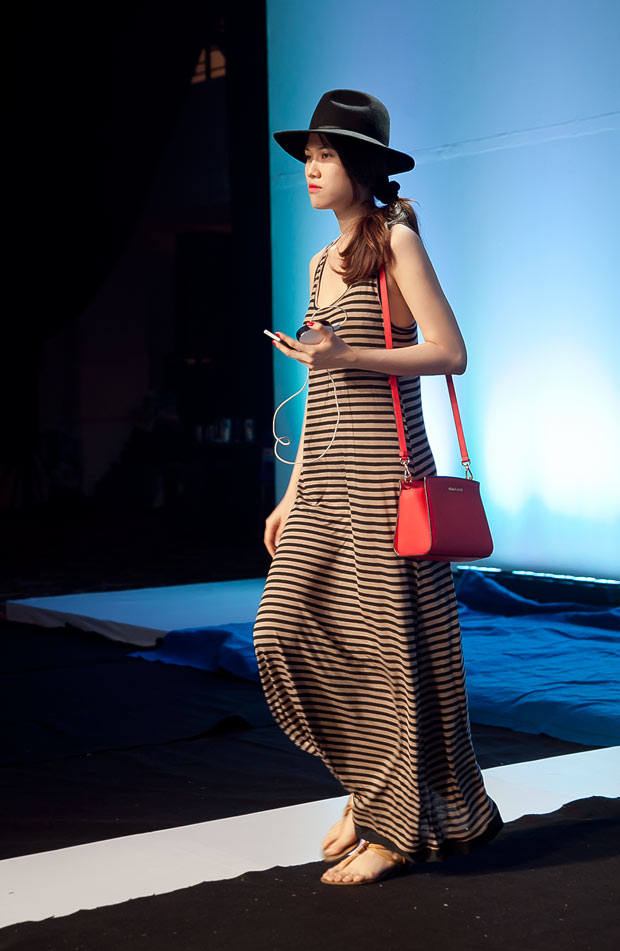 Chân dài mặc gì khi đi diễn show? - 13