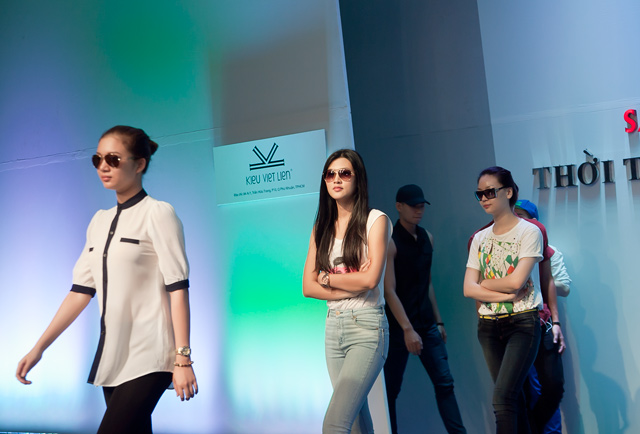 Chân dài mặc gì khi đi diễn show? - 14