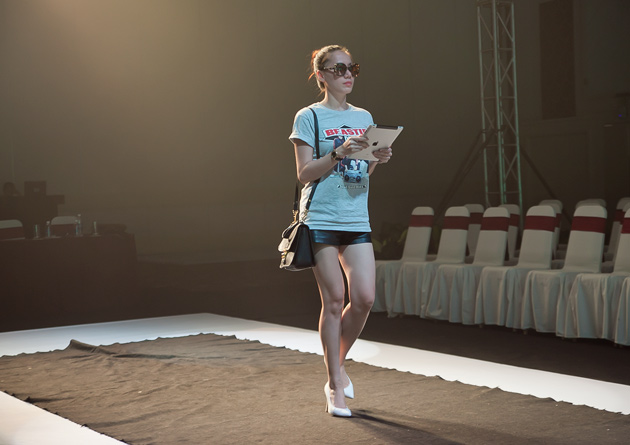 Chân dài mặc gì khi đi diễn show? - 17