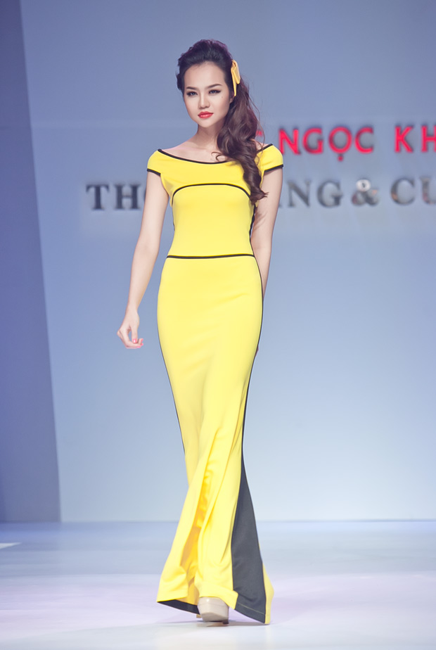 Minh Hằng cười híp mí khi đi catwalk - 8