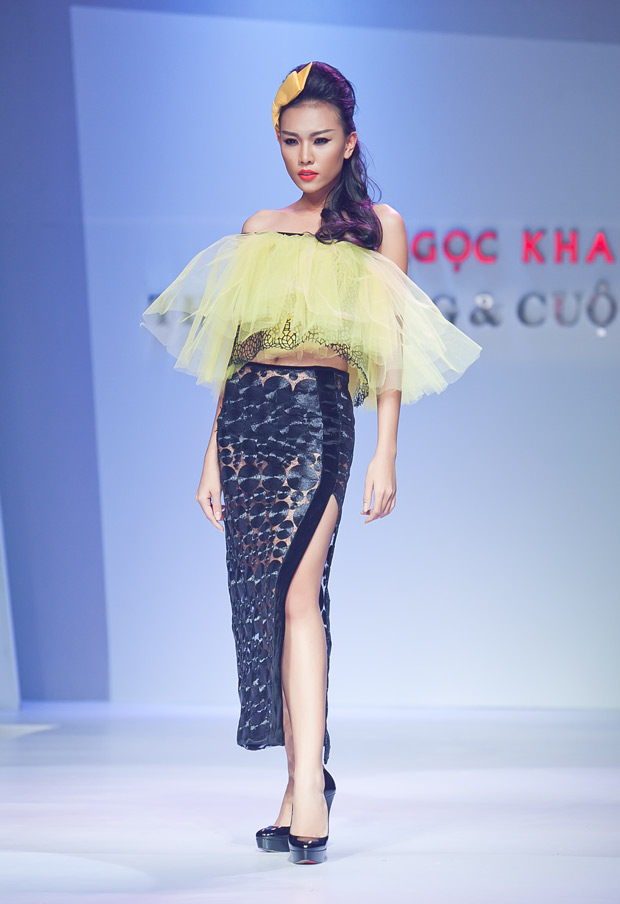 Minh Hằng cười híp mí khi đi catwalk - 9