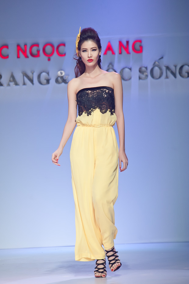 Minh Hằng cười híp mí khi đi catwalk - 10