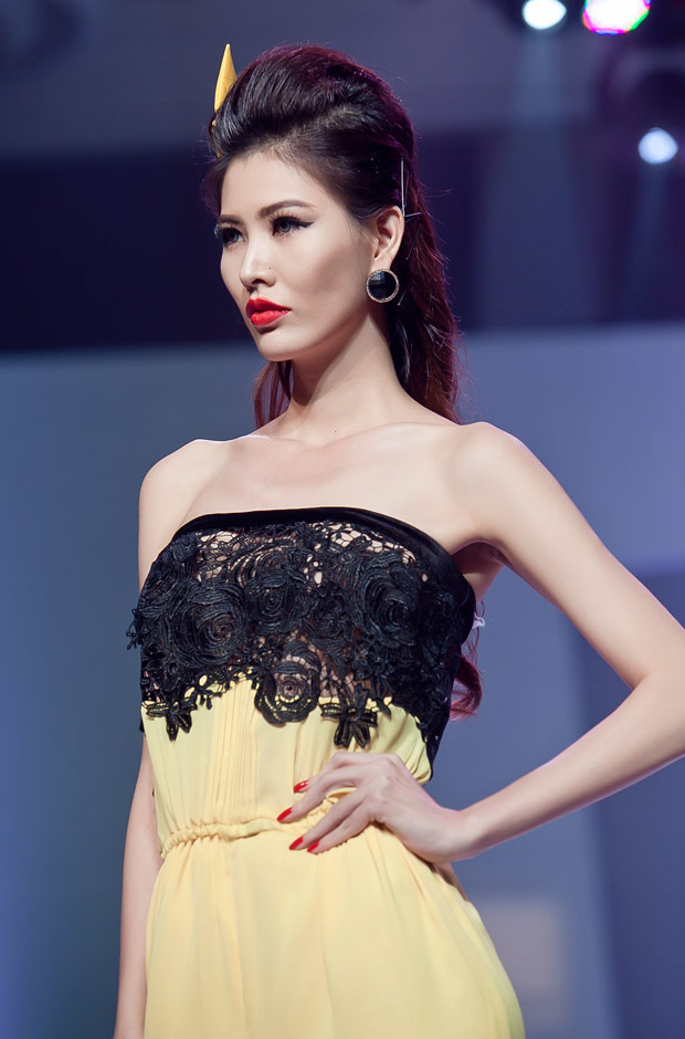 Minh Hằng cười híp mí khi đi catwalk - 11