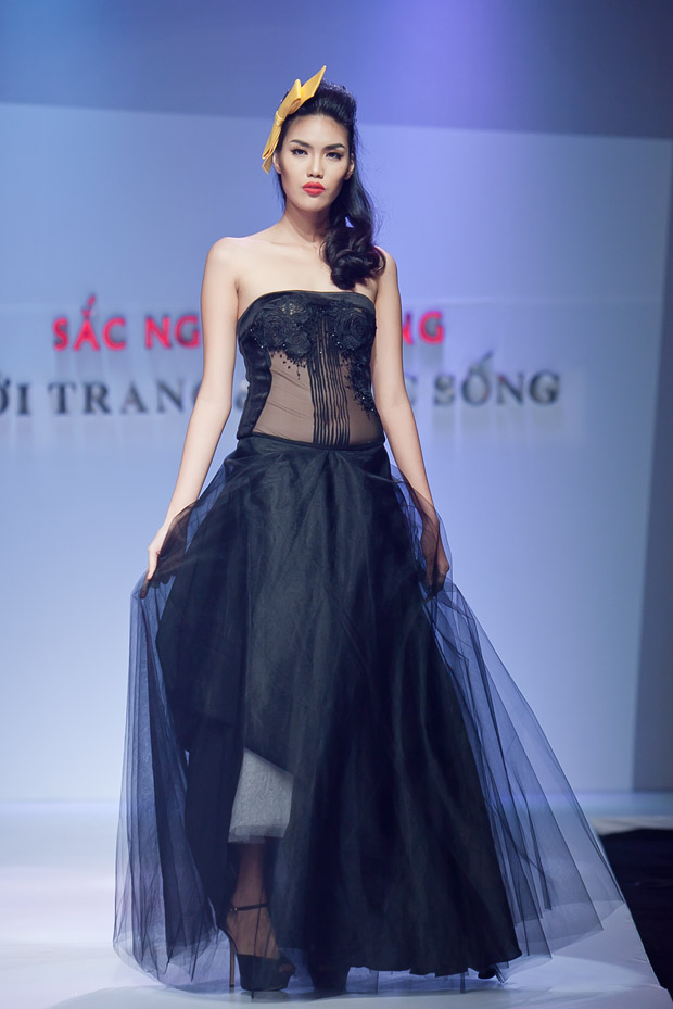 Minh Hằng cười híp mí khi đi catwalk - 12