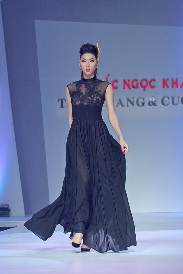 Minh Hằng cười híp mí khi đi catwalk - 13