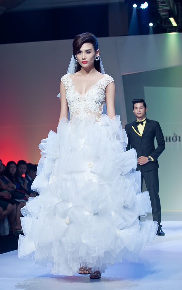 Minh Hằng cười híp mí khi đi catwalk - 5