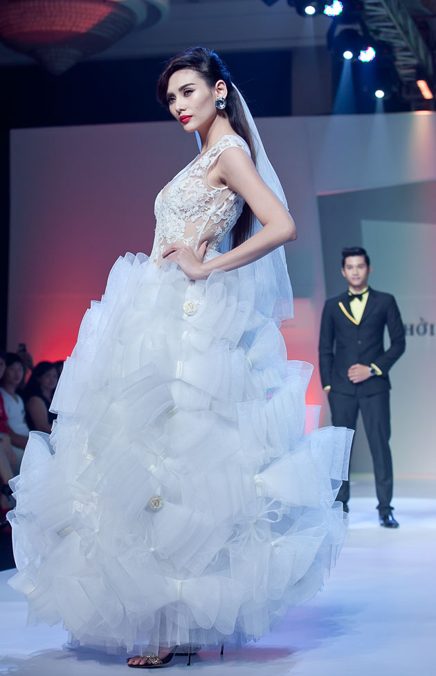 Minh Hằng cười híp mí khi đi catwalk - 6