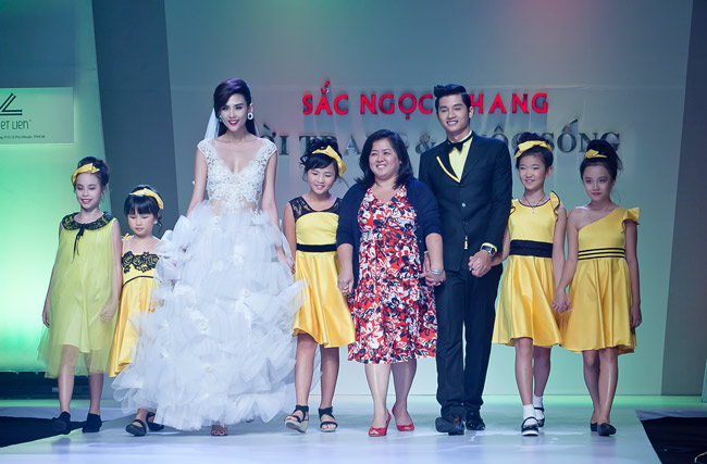 Minh Hằng cười híp mí khi đi catwalk - 14