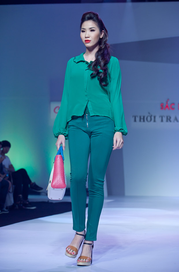 Minh Hằng cười híp mí khi đi catwalk - 15