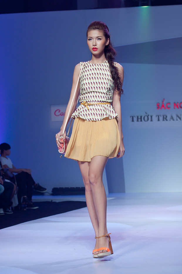 Minh Hằng cười híp mí khi đi catwalk - 16