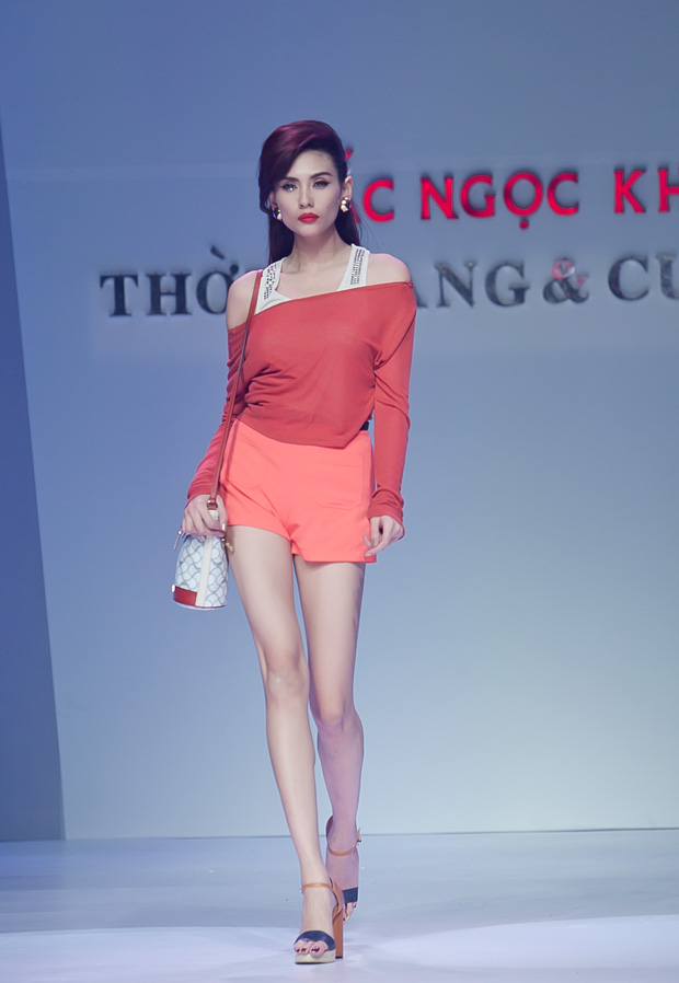 Minh Hằng cười híp mí khi đi catwalk - 17