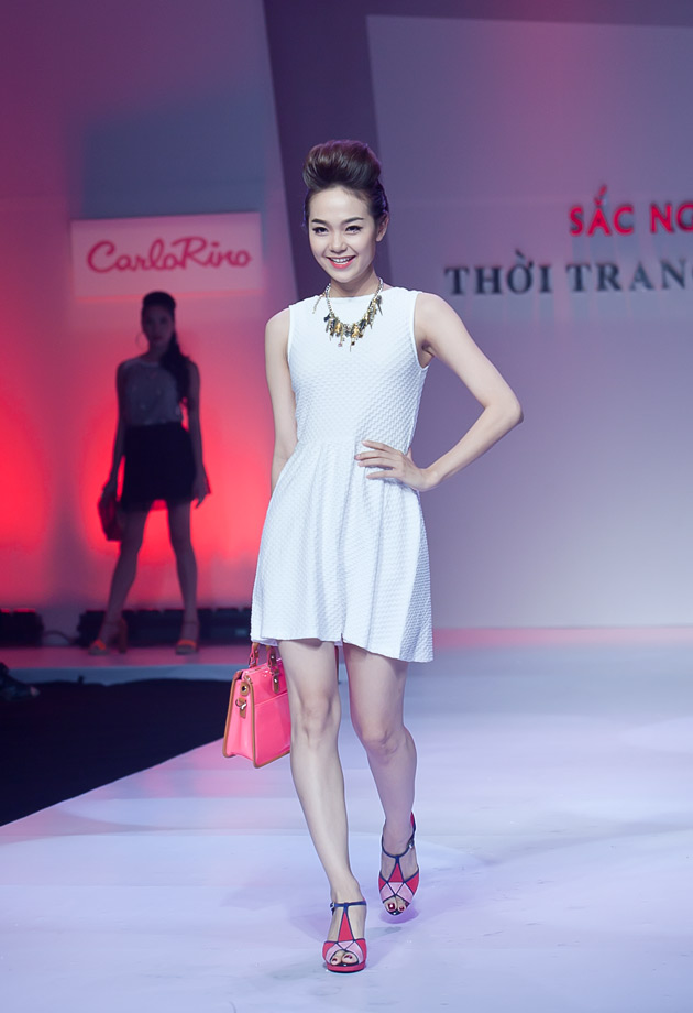 Minh Hằng cười híp mí khi đi catwalk - 2