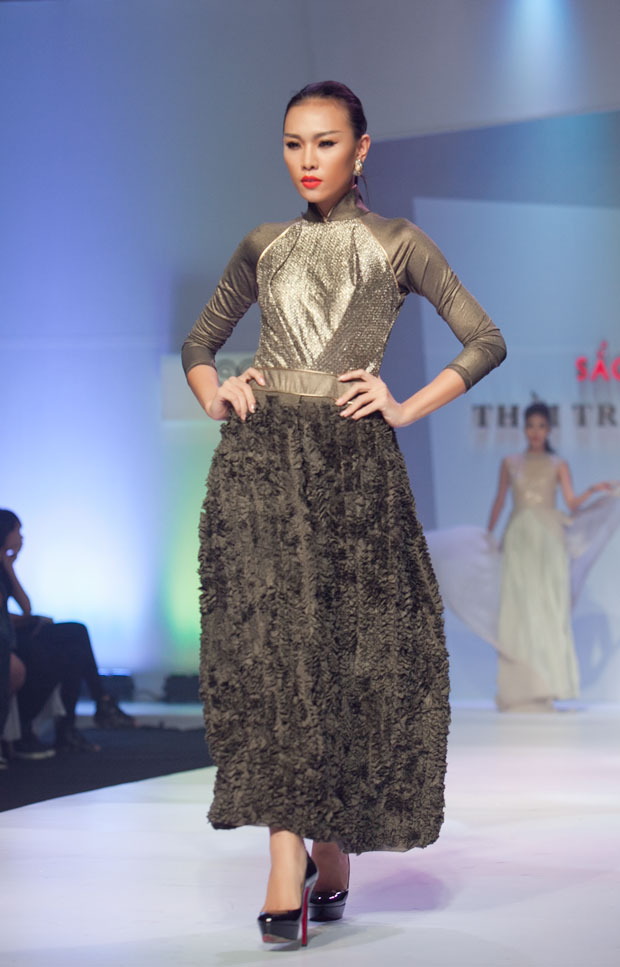 Minh Hằng cười híp mí khi đi catwalk - 2