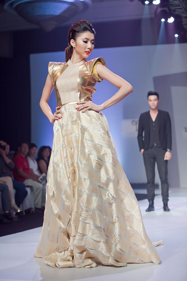 Minh Hằng cười híp mí khi đi catwalk - 3