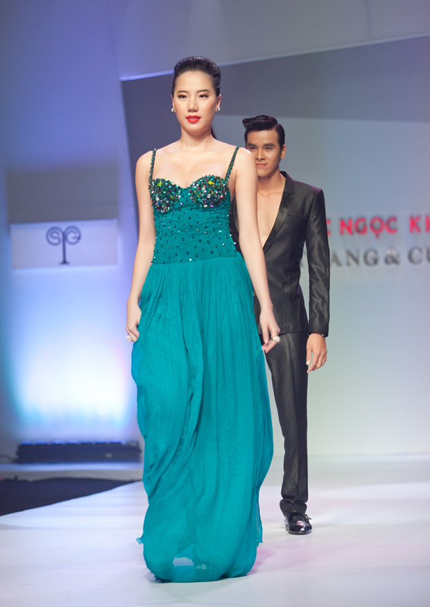 Minh Hằng cười híp mí khi đi catwalk - 4