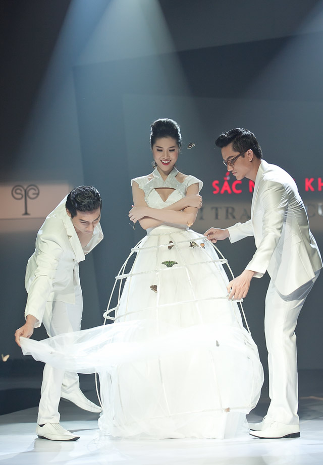 Minh Hằng cười híp mí khi đi catwalk - 5