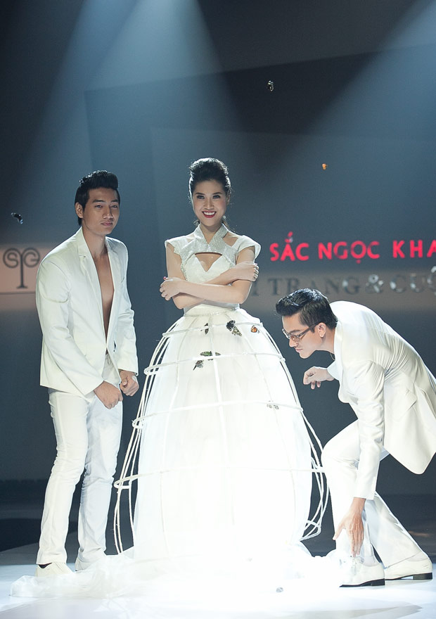 Minh Hằng cười híp mí khi đi catwalk - 6