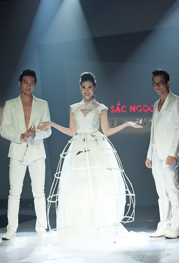 Minh Hằng cười híp mí khi đi catwalk - 7