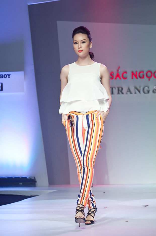 Minh Hằng cười híp mí khi đi catwalk - 9
