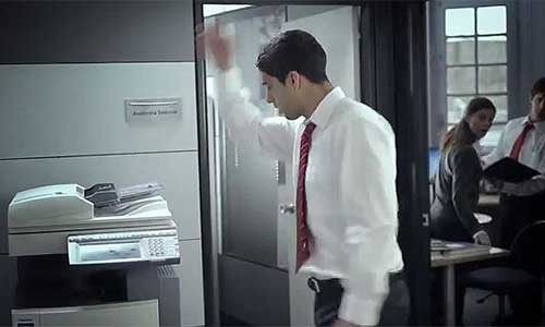 Bỏ nghiệp cầu thủ, Suarez làm công chức - 2