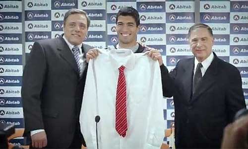 Bỏ nghiệp cầu thủ, Suarez làm công chức - 1