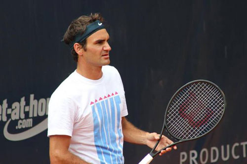 Federer bất ngờ dùng cây vợt khác - 1