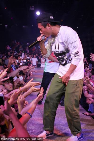 Quán Hy tiều tụy hát bar quê 1,7 tỷ/đêm - 2