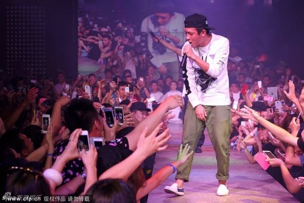 Quán Hy tiều tụy hát bar quê 1,7 tỷ/đêm - 3