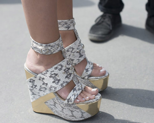 Những đôi guốc ấn tượng trên phố đông - 11