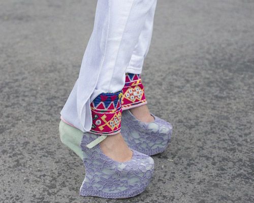 Những đôi guốc ấn tượng trên phố đông - 12