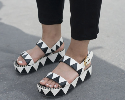 Những đôi guốc ấn tượng trên phố đông - 13