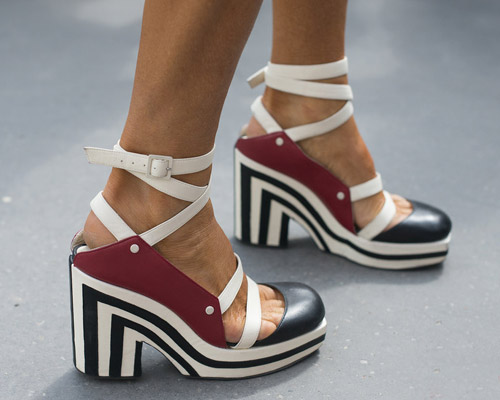 Những đôi guốc ấn tượng trên phố đông - 14