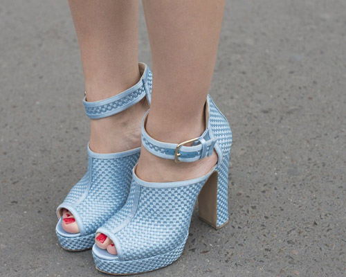 Những đôi guốc ấn tượng trên phố đông - 3