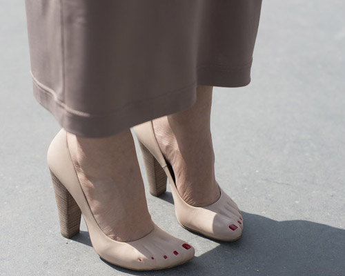 Những đôi guốc ấn tượng trên phố đông - 8