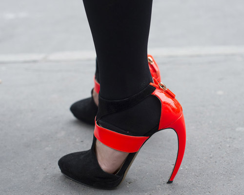 Những đôi guốc ấn tượng trên phố đông - 9